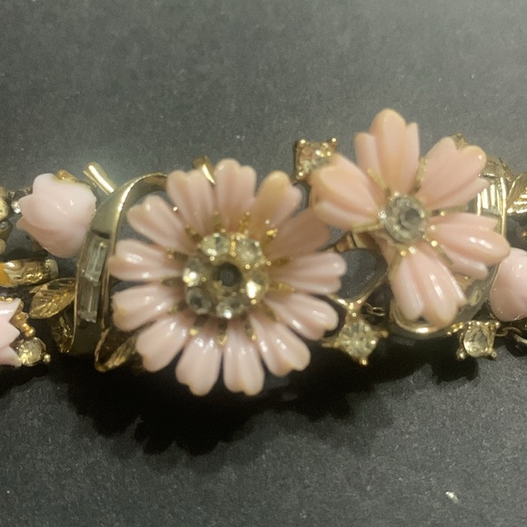 Vintage Coro Pink Flower bracelet set in gold metal w/ safety chain - Picture 5 of 9